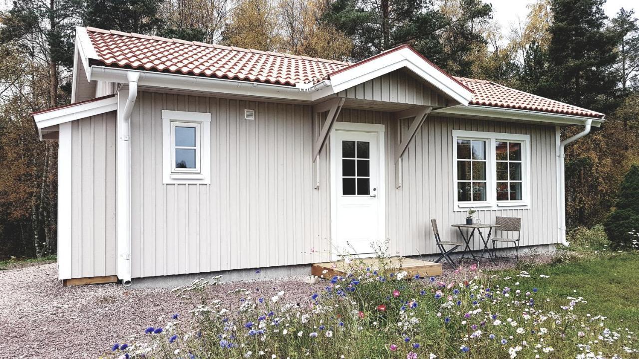 Nybyggd Stuga Intill Skogsbrynet - New Built Cottage Next To The Cowberry Forest Mora Exterior foto